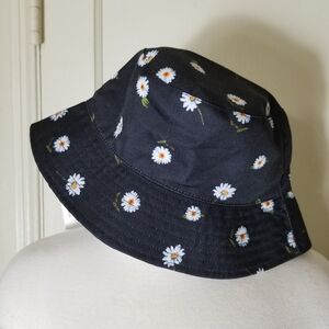 ALICE AND OLIVIA reversible bucket hat daisy black and white NWT